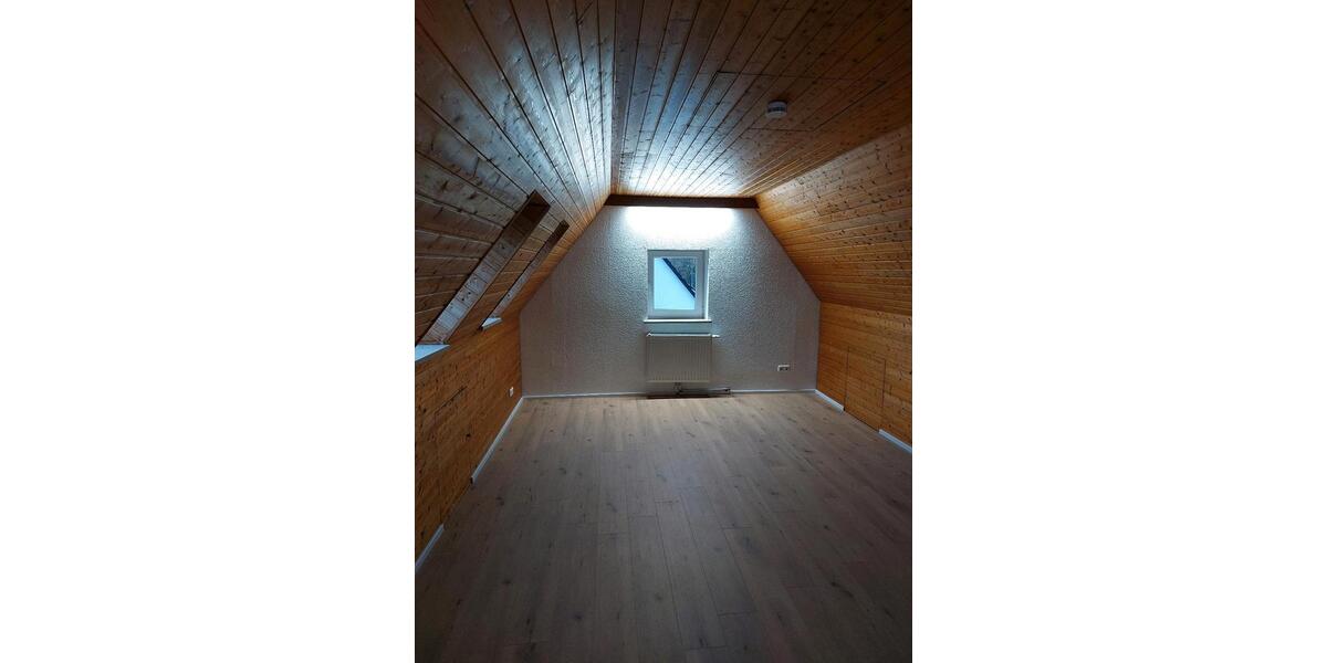 Dachgeschoßwohnung Augsburg Lechhausen - 3.5 Zimmer, 82 m&sup2;, 1.200&euro; | Angebot:26700380