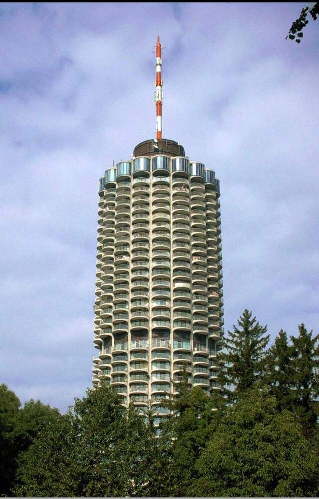 Kernsaniertes, vollmöbliertes Apartment im 24 Stock im Hotelturm