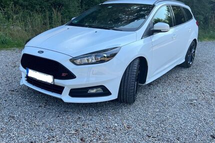 Ford Focus 175.000 km 9.499 € Dinkelscherben 86424