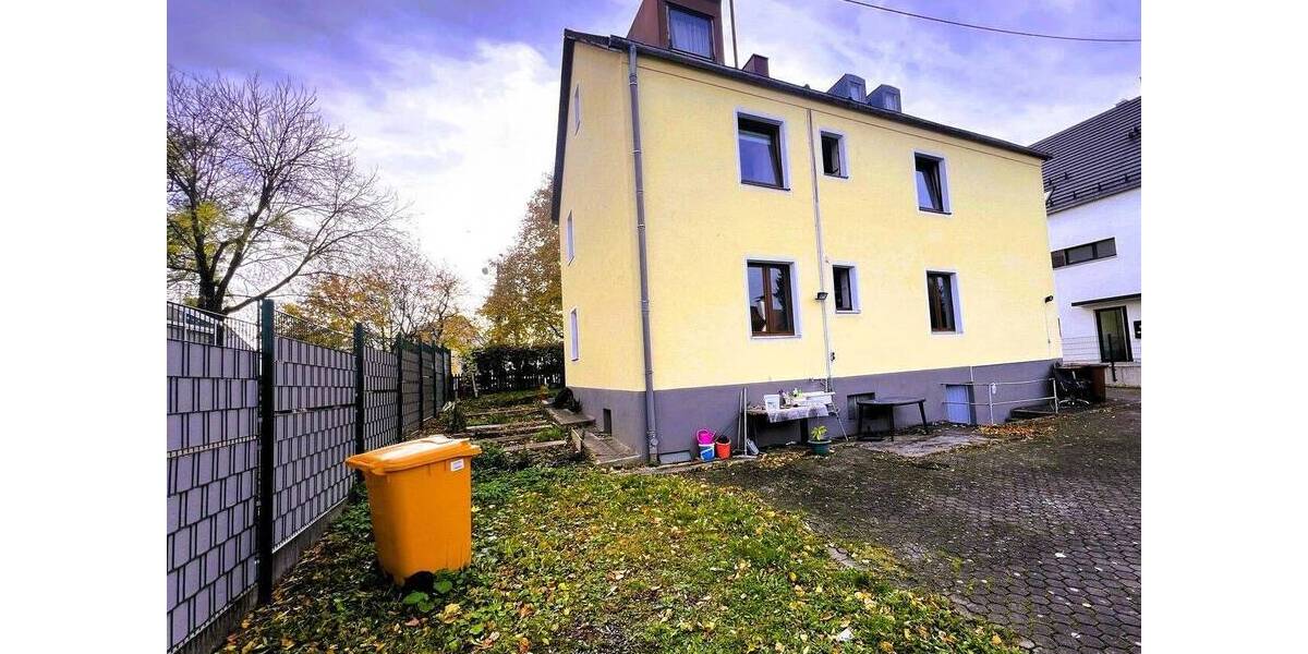 Freistehendes Zweifamilienhaus inkl. 2 Einzelgaragen in Augsburg-Bärenkeller 8 zimmer