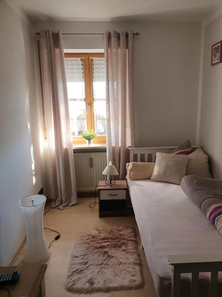 Zimmer, möbliert, für berufstätige Personen zimmer