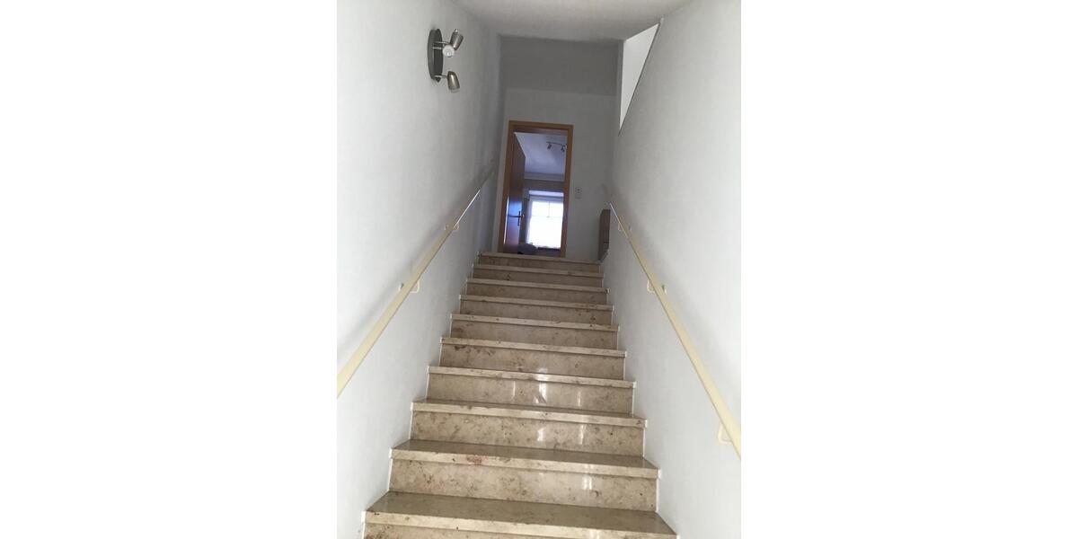 Etagenwohnung Schiltberg - 4 Zimmer, 130 m&sup2;, 1.380&euro; | Angebot:26196409