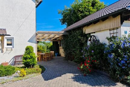 EinfamilienhausZweifamilienhaus mit Garage und großen Garten