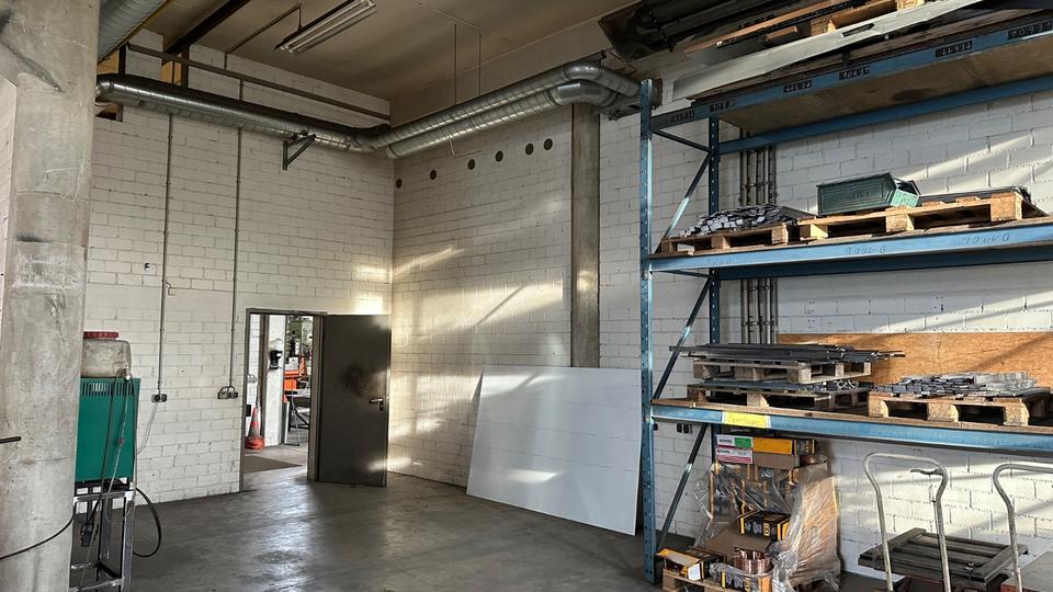 Großzügige Halle Lager ca. 500qm inkl. Meisterbüro zimmer