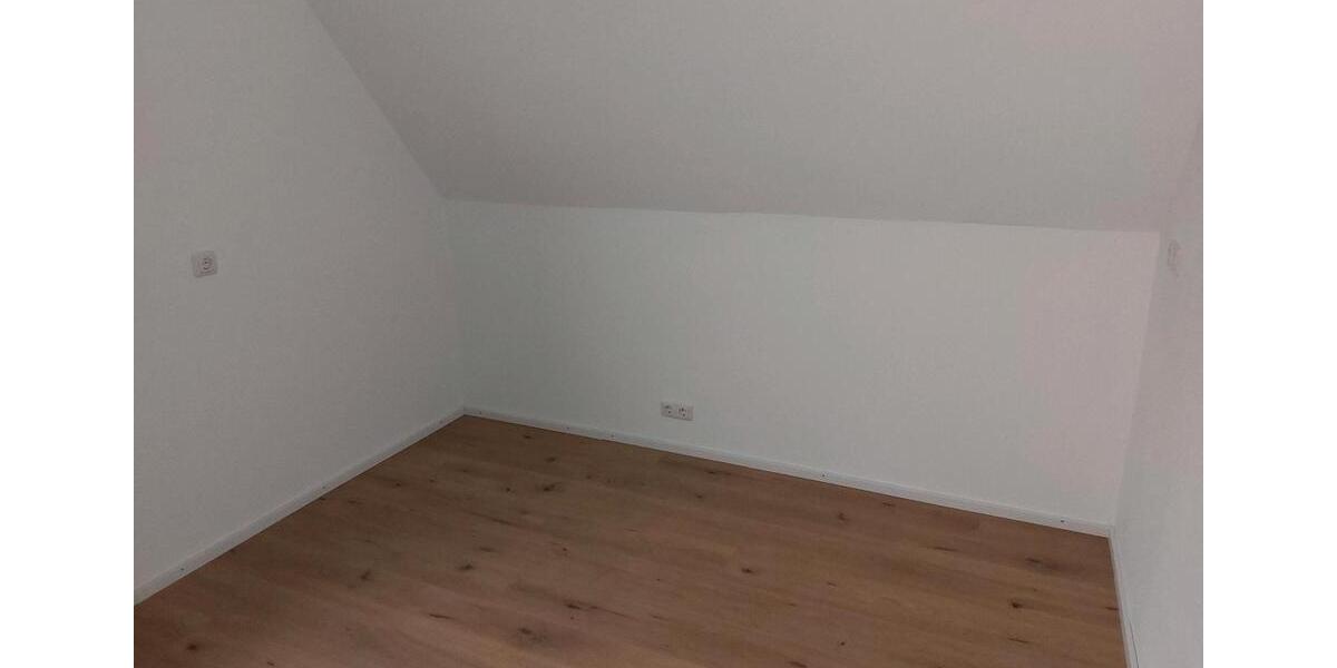 Dachgeschoßwohnung Augsburg Lechhausen - 3.5 Zimmer, 82 m&sup2;, 1.200&euro; | Angebot:26700380