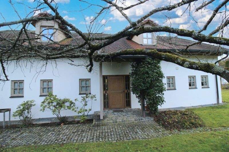 Einfamilienhaus Aystetten - 8 Zimmer, 250 m&sup2;, 2.850&euro; | Angebot:25726452