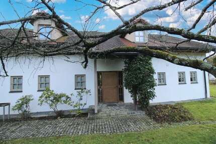 Haus Aystetten - 8 Zimmer, 250 m&sup2;, 2.400&euro; | Angebot:25715001