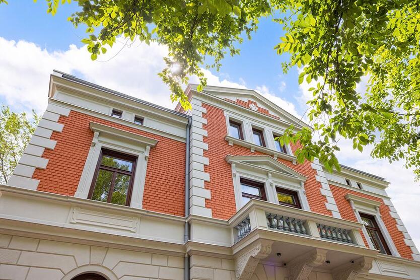 5-Zimmer-Wohnung im ersten Obergeschoss einer herrschaftlich sanierten Jugendstilvilla mit Balkon zimmer