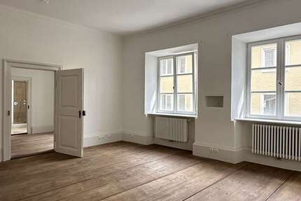 Wohnung zum Mieten in Augsburg 2.500 € 192 m² 5 zimmer