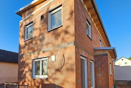 Haus Kühbach - 4 Zimmer, 96 m&sup2;, 1.350&euro; | Angebot:26411150