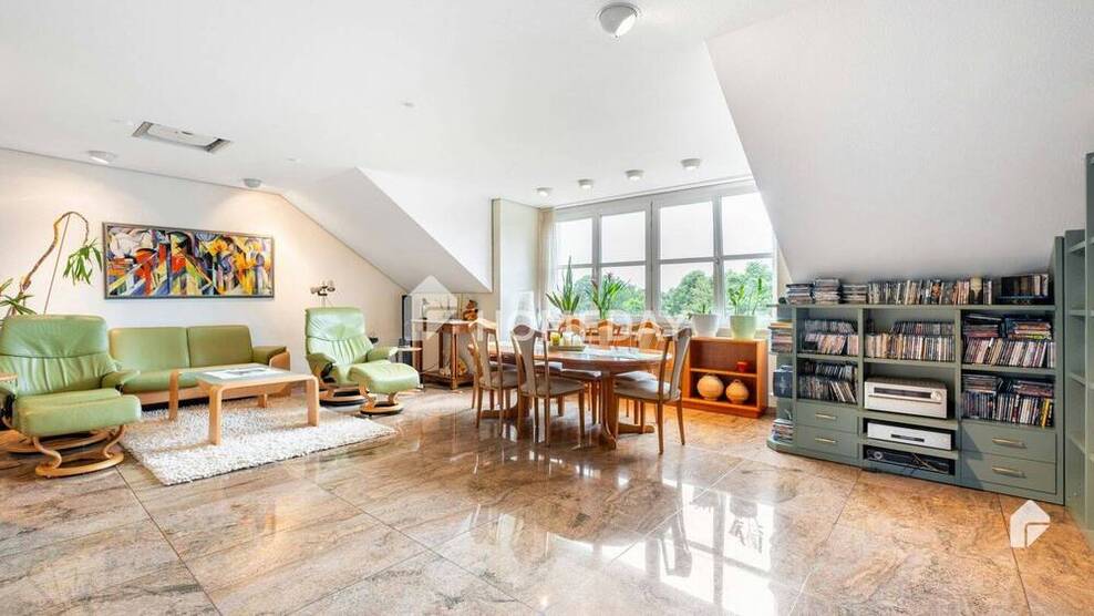 Hochwertige Dachgeschoßwohnung mit Dachboden und Doppelgarage (optional) in Top Lage