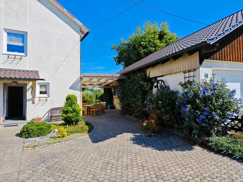 EinfamilienhausZweifamilienhaus mit Garage und großen Garten