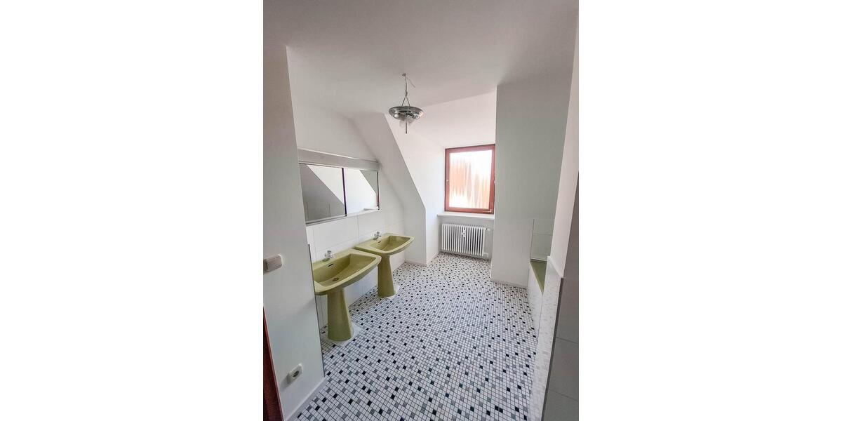 Etagenwohnung Neusäß - 3.5 Zimmer, 120 m&sup2;, 1.390&euro; | Angebot:25150970