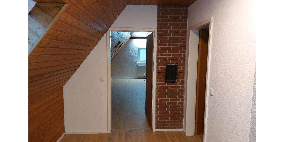Dachgeschoßwohnung Augsburg Lechhausen - 3.5 Zimmer, 82 m&sup2;, 1.200&euro; | Angebot:26700380
