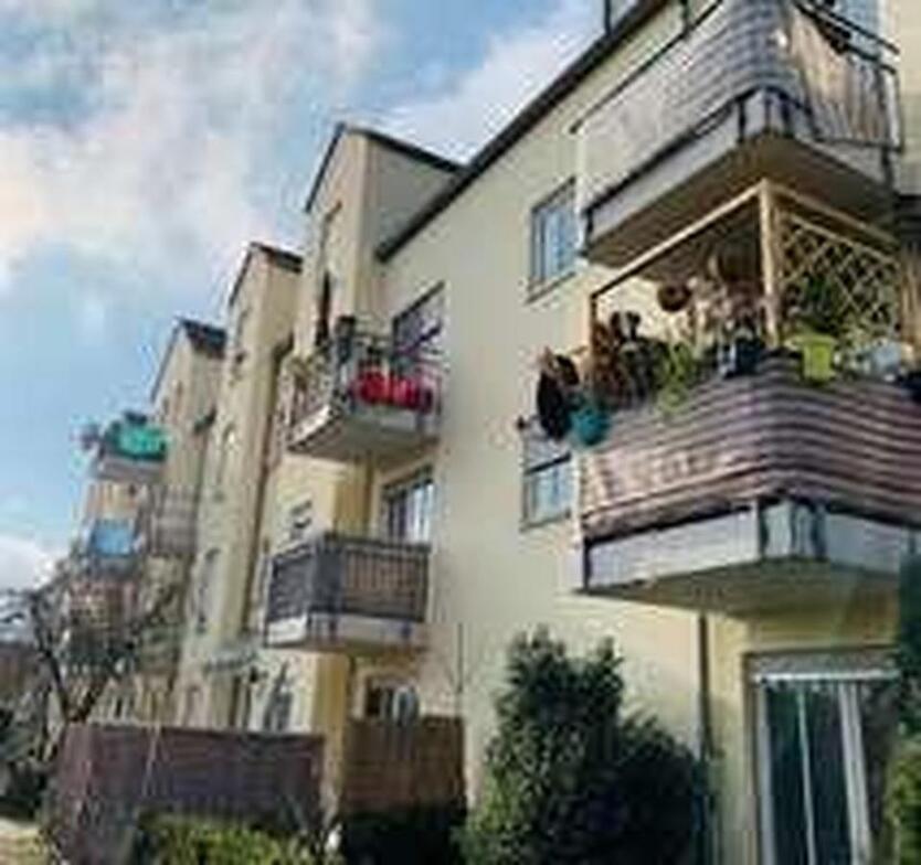 Geräumige 1-Zimmer-Wohnung mit Balkon und Tiefgaragenstellplatz zimmer