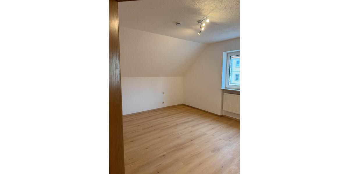 Dachgeschoßwohnung Buttenwiesen - 3 Zimmer, 100 m&sup2;, 925&euro; | Angebot:25236552