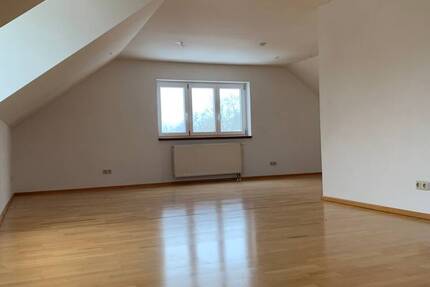 KNIPFER`S ImmobilieNSCHÄTZE - Großzügiges Dachstudio in Leitershofen zur Miete!