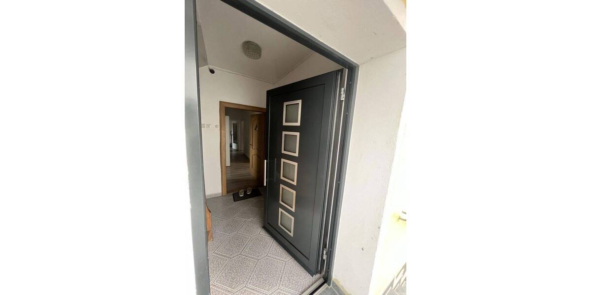 Freistehendes Zweifamilienhaus inkl. 2 Einzelgaragen in Augsburg-Bärenkeller 8 zimmer