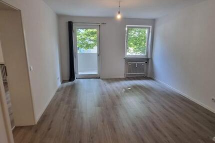 FREIE 2 ZKB, Balkon, Aufzug, EBK, bodentiefe Dusche NEU saniert!