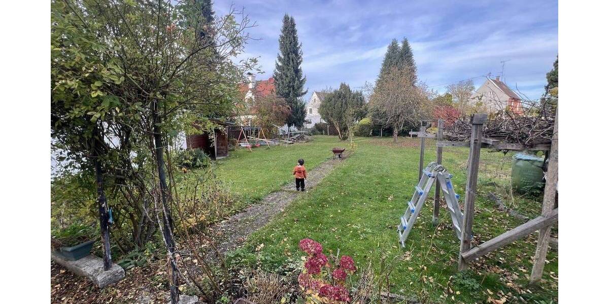 Freistehendes Zweifamilienhaus inkl. 2 Einzelgaragen in Augsburg-Bärenkeller 8 zimmer