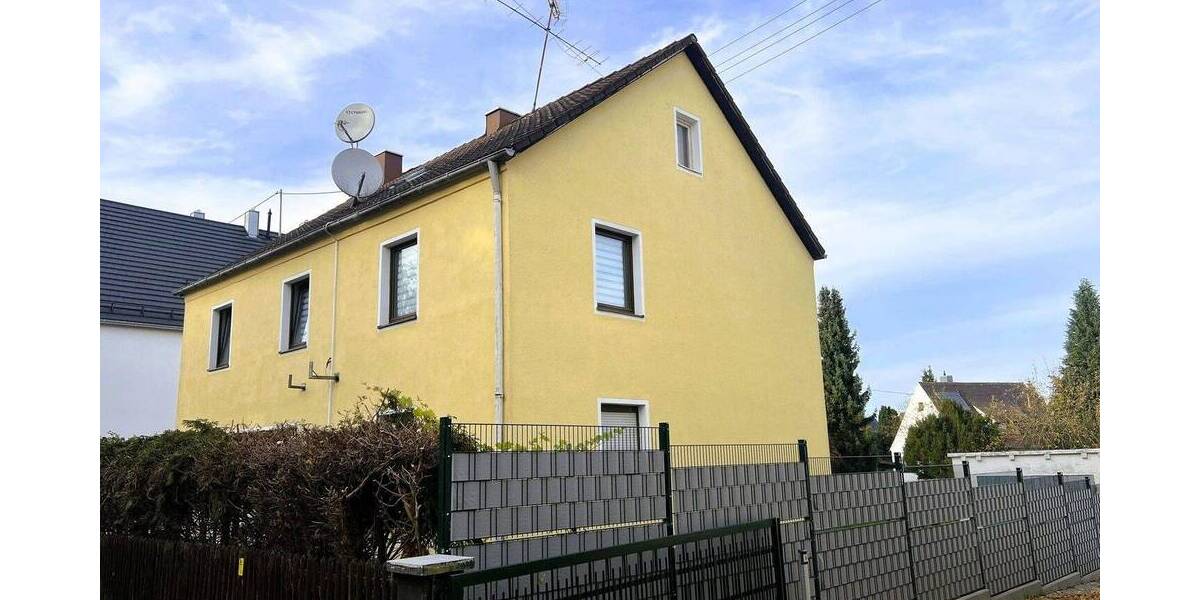 Freistehendes Zweifamilienhaus inkl. 2 Einzelgaragen in Augsburg-Bärenkeller 8 zimmer