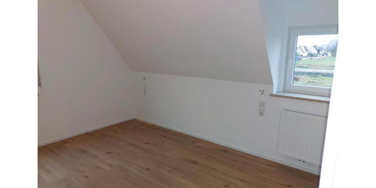Dachgeschoßwohnung Augsburg Lechhausen - 3.5 Zimmer, 82 m&sup2;, 1.200&euro; | Angebot:26700380