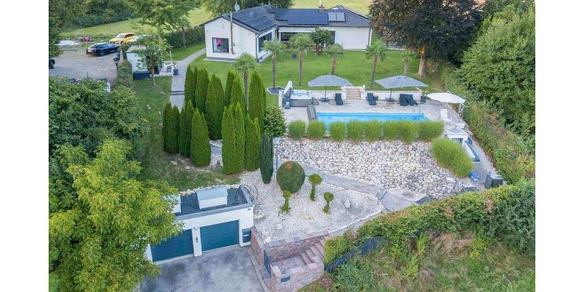 Eleganz trifft Erholung: Luxuriöser Bungalow mit Pool, Sauna & Panoramablick nahe Uniklinik 9 zimmer