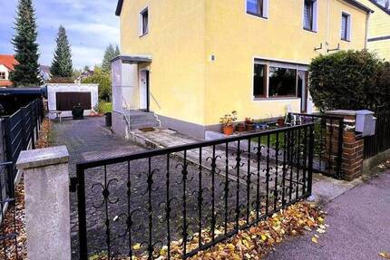 Freistehendes Zweifamilienhaus inkl. 2 Einzelgaragen in Augsburg-Bärenkeller 8 zimmer