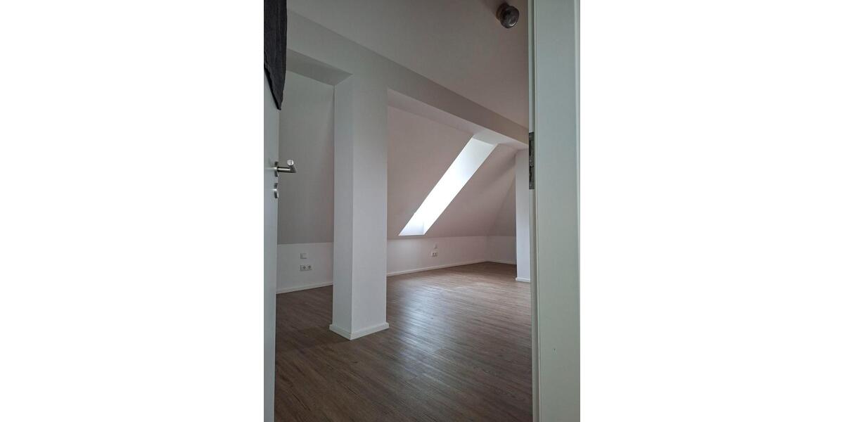 Dachgeschoßwohnung Augsburg Lechhausen - 3 Zimmer, 96 m&sup2;, 1.250&euro; | Angebot:26636175