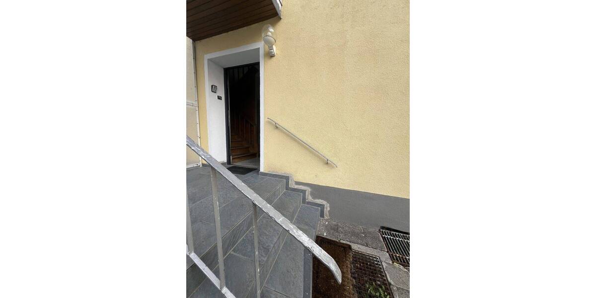 Freistehendes Zweifamilienhaus inkl. 2 Einzelgaragen in Augsburg-Bärenkeller 8 zimmer