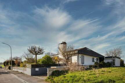 Haus zum Mieten in Neusäß-Hainhofen 3.000 € 210 m²