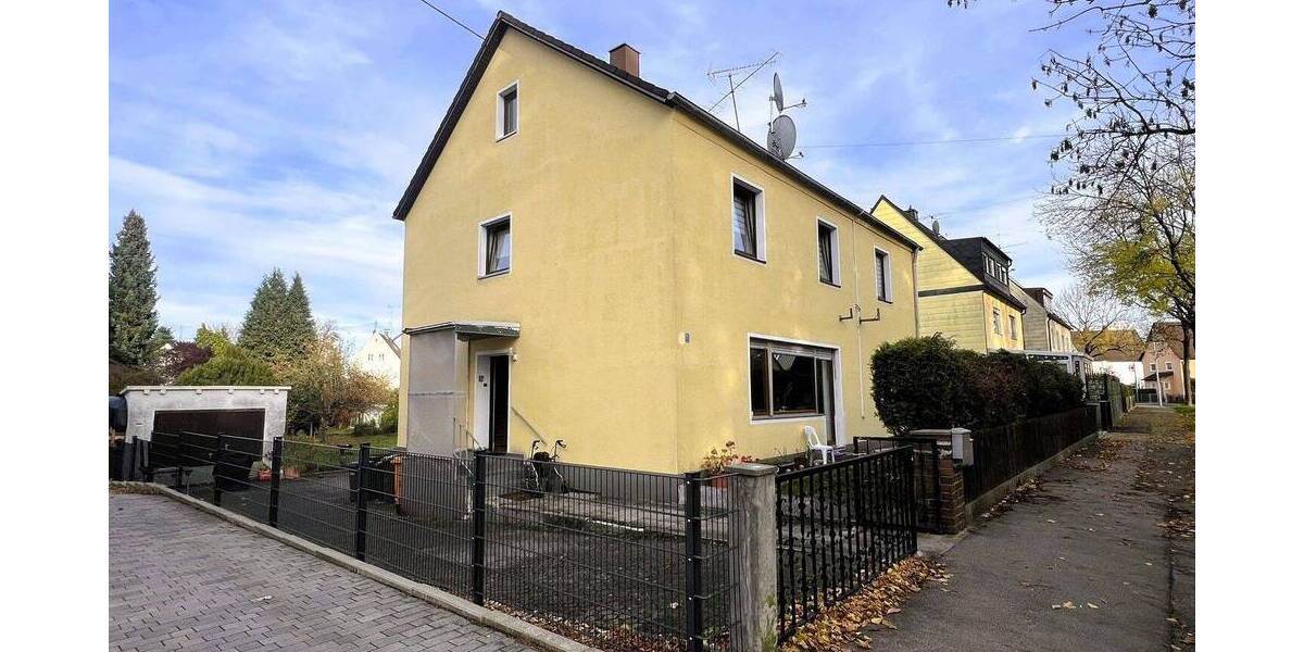 Freistehendes Zweifamilienhaus inkl. 2 Einzelgaragen in Augsburg-Bärenkeller 8 zimmer