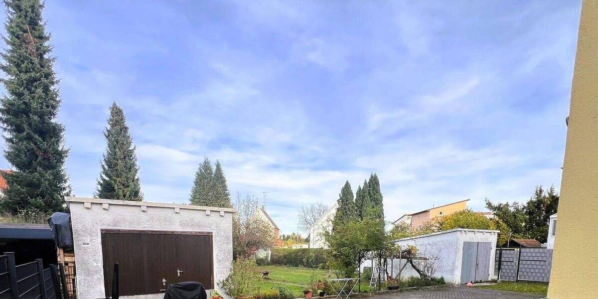 Freistehendes Zweifamilienhaus inkl. 2 Einzelgaragen in Augsburg-Bärenkeller 8 zimmer