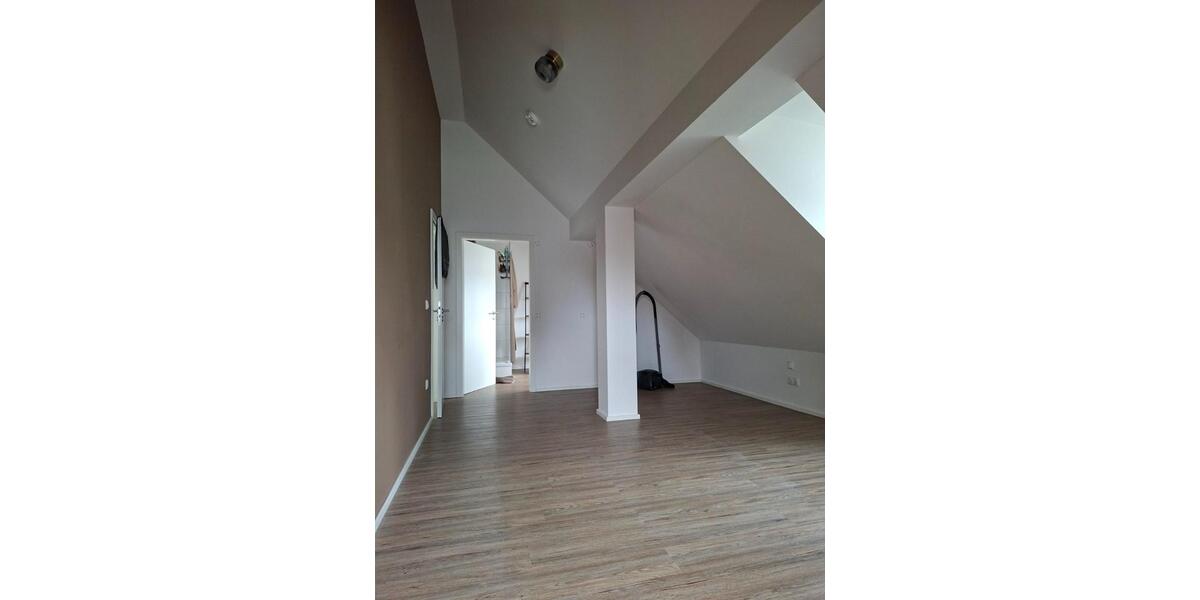 Dachgeschoßwohnung Augsburg Lechhausen - 3 Zimmer, 96 m&sup2;, 1.250&euro; | Angebot:26636175