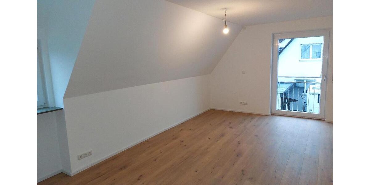 Dachgeschoßwohnung Augsburg Lechhausen - 3.5 Zimmer, 82 m&sup2;, 1.200&euro; | Angebot:26700380