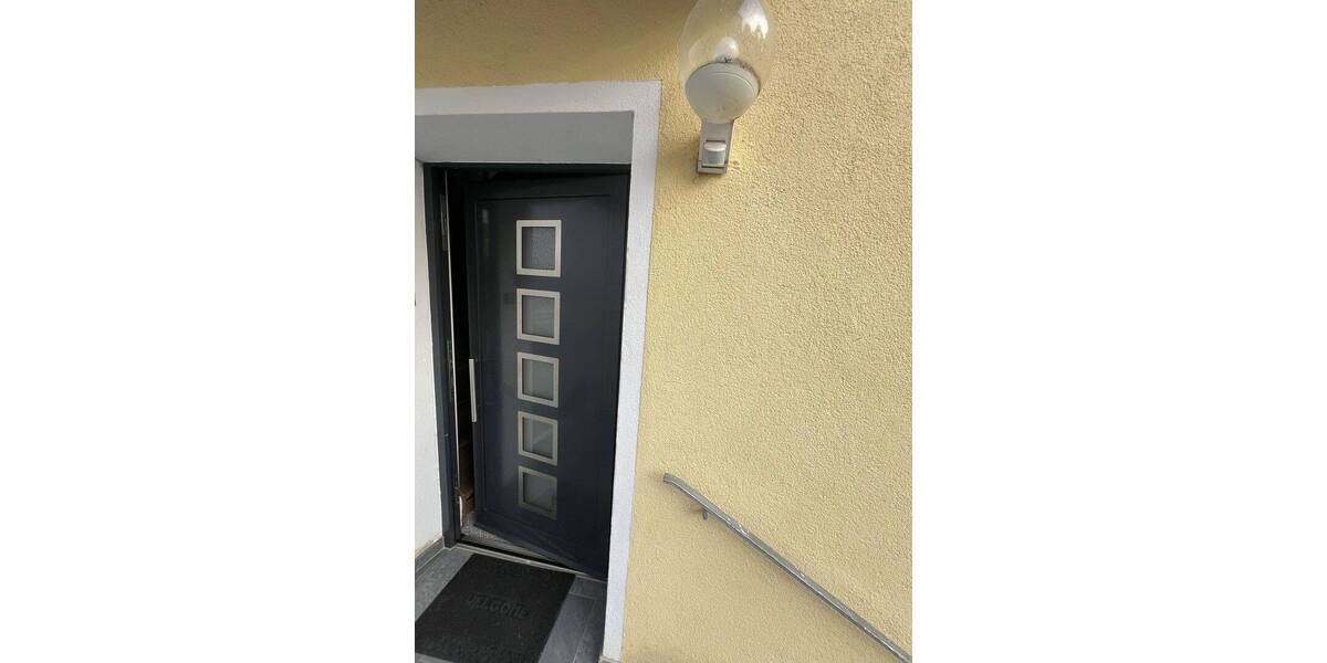 Freistehendes Zweifamilienhaus inkl. 2 Einzelgaragen in Augsburg-Bärenkeller 8 zimmer