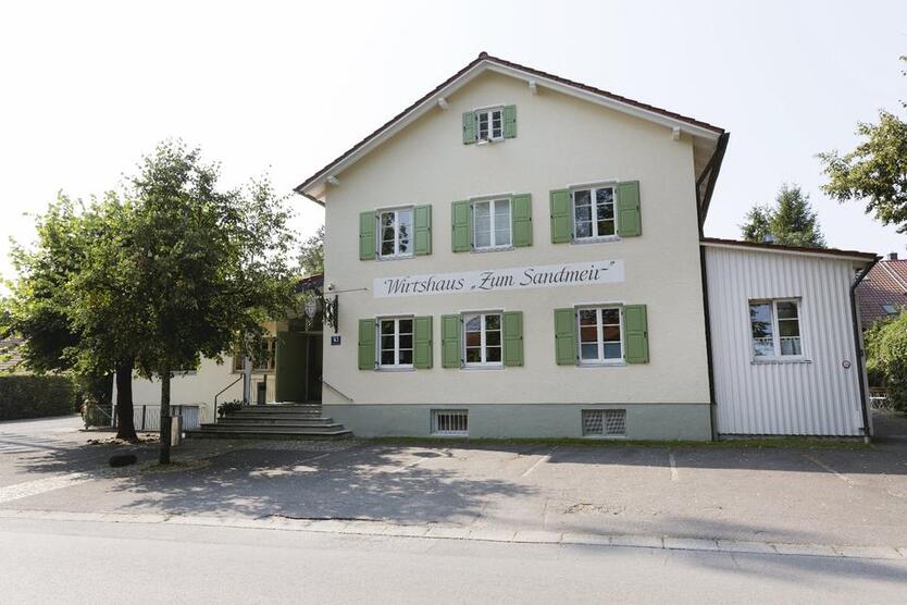 Wohn- und Geschäftshaus auf dem Land zu verkaufen