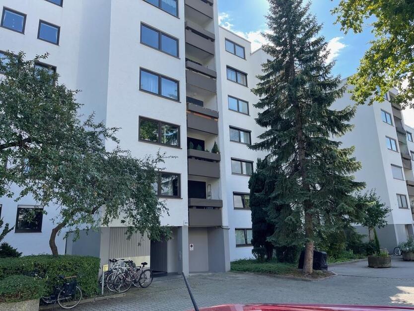 * Frisch renoviert * Mit Einbauküche * Nähe Straßenbahnhaltestelle *