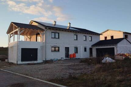 Flexibles Wohnkonzept zum Aus-und Fertigbauen - ZFH mit 3 Garagen, ca. 850m² südl.v.Rain!