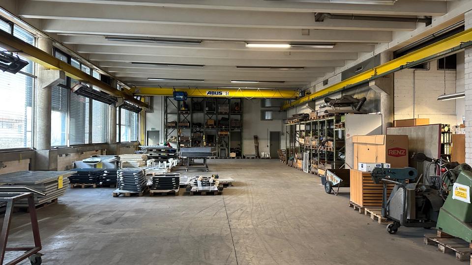 Großzügige Halle Lager ca. 500qm inkl. Meisterbüro zimmer