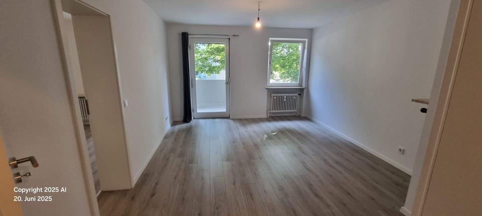 FREIE 2 ZKB, Balkon, Aufzug, EBK, bodentiefe Dusche NEU saniert!