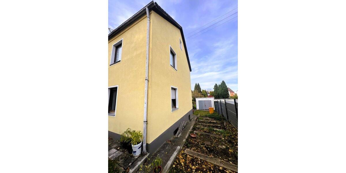 Freistehendes Zweifamilienhaus inkl. 2 Einzelgaragen in Augsburg-Bärenkeller 8 zimmer