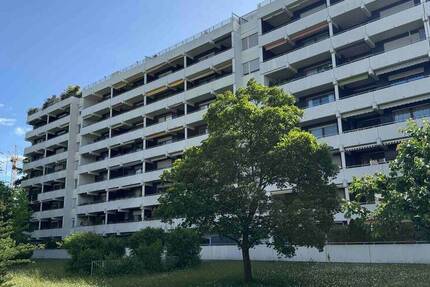 Ansprechende 2,5-ZKB mit Balkon und Schwimmbadnutzung