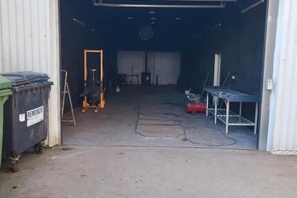 Halle mit Küche, WC, Büro und Garage zimmer