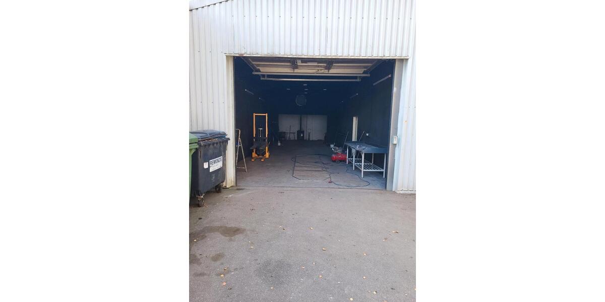 Halle mit Küche, WC, Büro und Garage zimmer