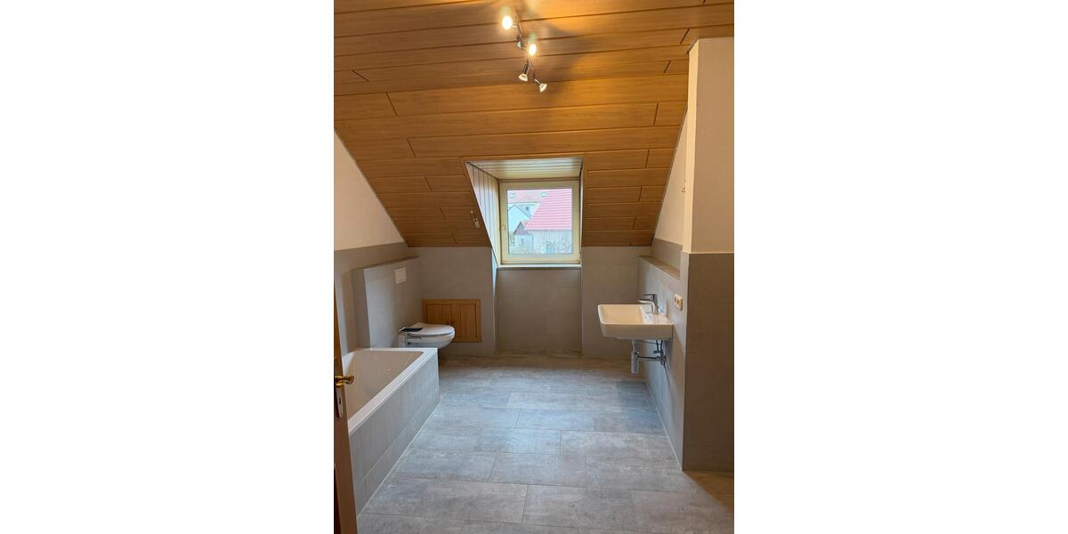 Dachgeschoßwohnung Buttenwiesen - 3 Zimmer, 100 m&sup2;, 925&euro; | Angebot:25236552