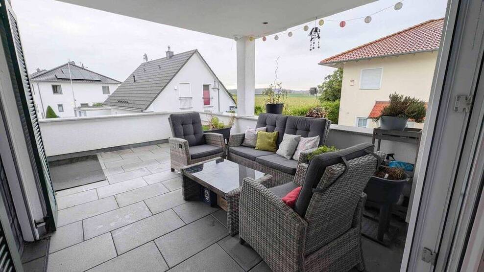 Ansprechende und neuwertige Wohnung mit Garage und XXL-Balkon