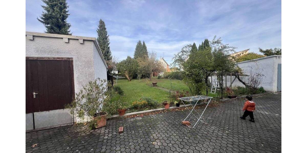 Freistehendes Zweifamilienhaus inkl. 2 Einzelgaragen in Augsburg-Bärenkeller 8 zimmer