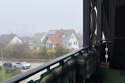 KNIPFER`S IMMOBILIENSCHÄTZE - Gemütliche Dachwohnung mit Balkon und PKW-Stellplatz in Gessertshausen 2 zimmer