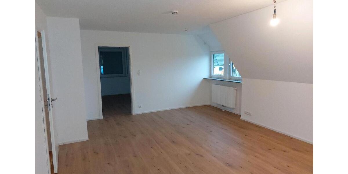 Dachgeschoßwohnung Augsburg Lechhausen - 3.5 Zimmer, 82 m&sup2;, 1.200&euro; | Angebot:26700380